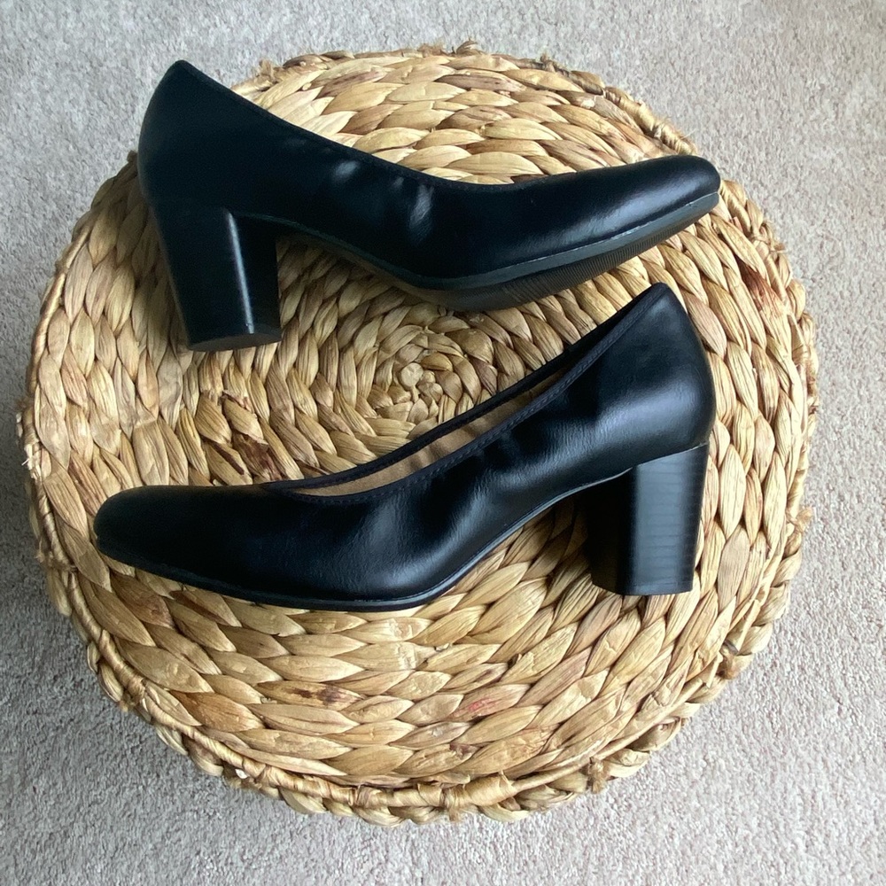 Women’s Naturalizer Size 8 Black Rounded Toe Heel Pump